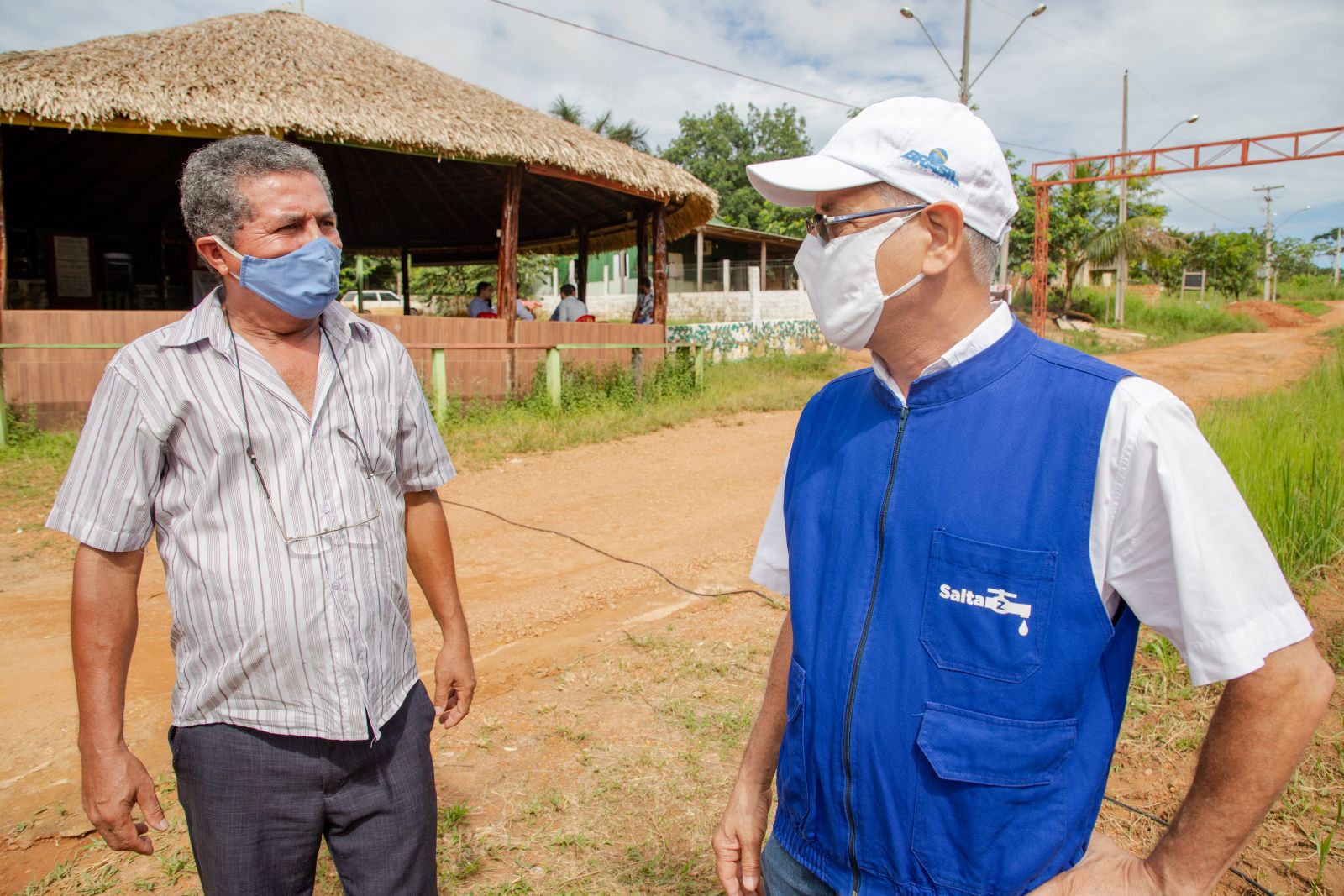 Eugênio, camisa clara, foi treinado pela Funasa para monitorar a Salta Z