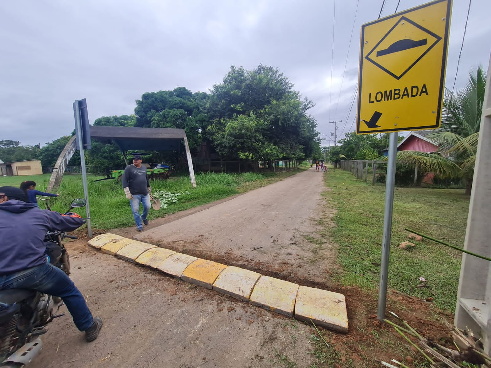 Em São Carlos foram implantadas lombadas pré-moldadas e instalação de placas de sinalização