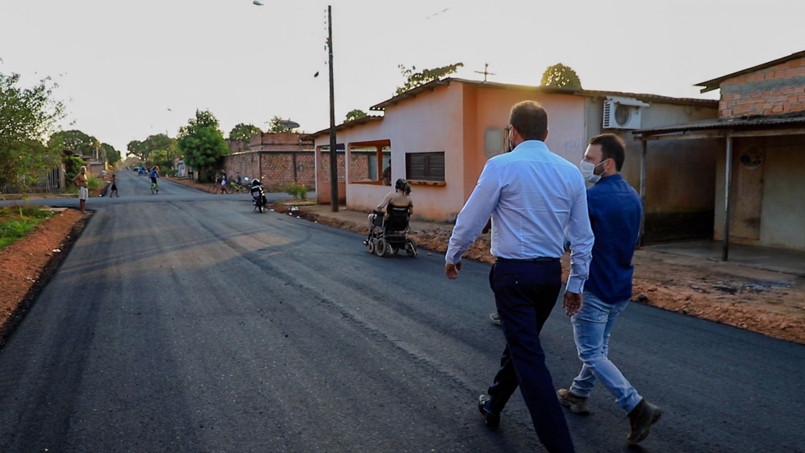 Hildon Chaves faz questão de vistoriar as obras e ouvir os moradores